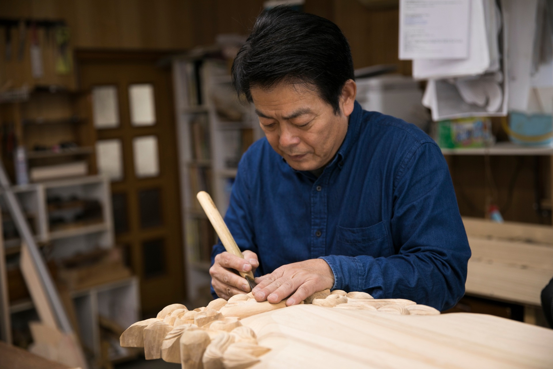木彫り彫刻を販売する伊川彫刻店は県道からのアクセスが便利です
